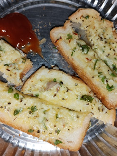 சீஸ் கார்லிக் பிரட்(garlic cheese bread recipe in tamil) செய்முறை முக்கிய புகைப்படம்