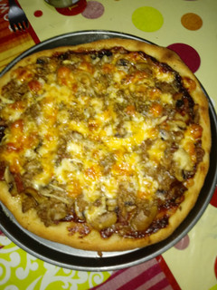 Una foto de Pizza de champiñones bacon y atún (a la piedra)