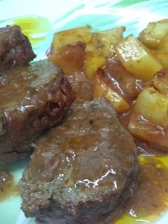 Una foto de Pan de carne con salsa y papas