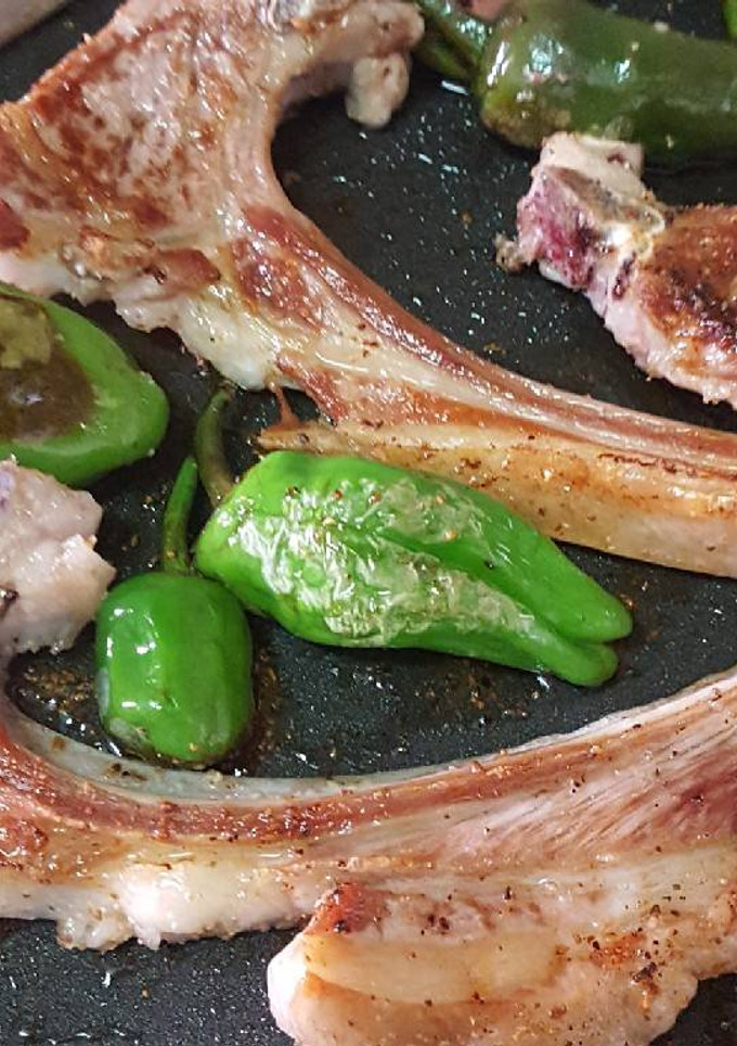 Una foto de Costilla de cordero a la plancha acompañado con pimiento