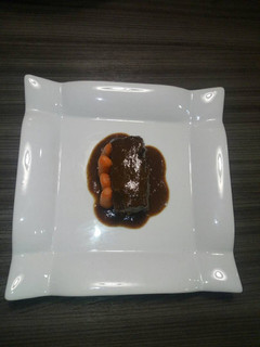Una foto de Rabo de ternera, al vino tinto, polenta y zanahoria baby
