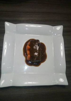Foto principal de Rabo de ternera, al vino tinto, polenta y zanahoria baby