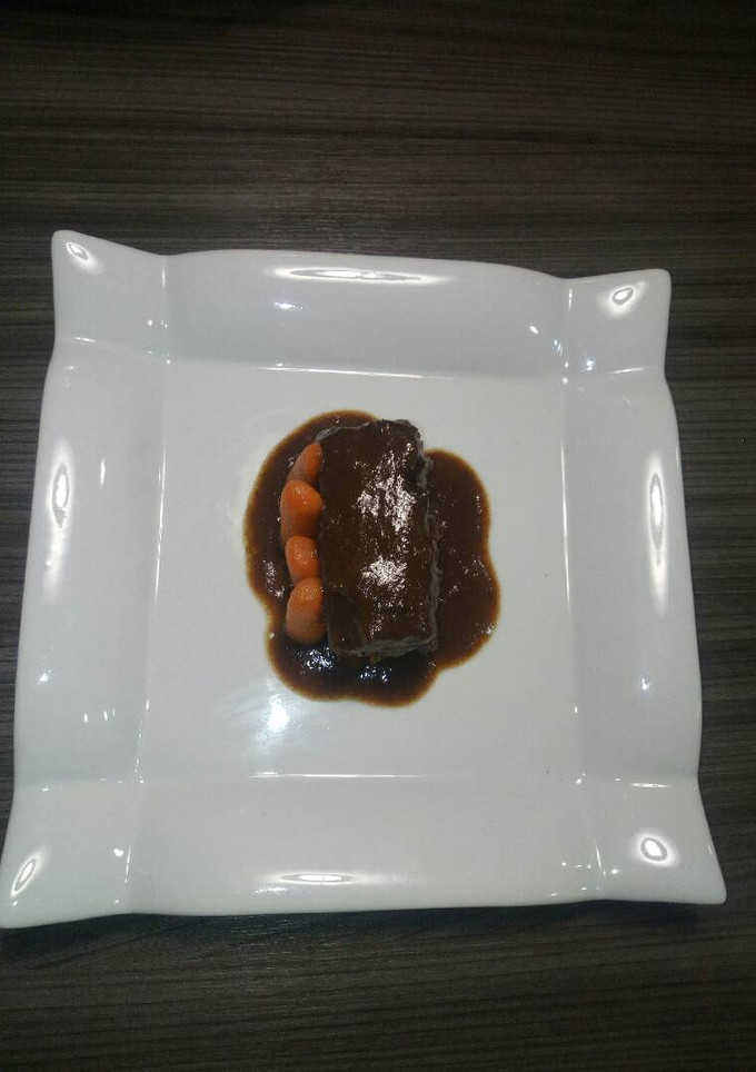 Una foto de Rabo de ternera, al vino tinto, polenta y zanahoria baby