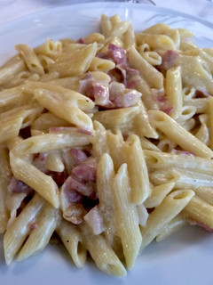Una foto de Macarrones a la Carbonara con queso fundido