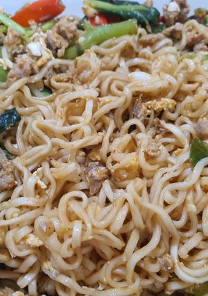 รูปของ บะหมี่กึ่งผัดคะน้าปลากระป๋องไข่