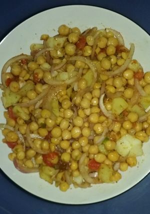 A picture of Khatti meethi chana chaat.