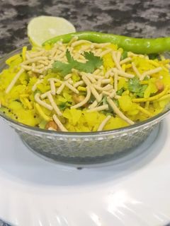 રતલામી બટાકા પૌંઆ (Ratlami Bataka Poha Recipe In Gujarati) રેસીપી મુખ્ય ફોટો