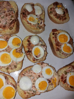 Kolbászos tojásos melegszendvics recept fotója