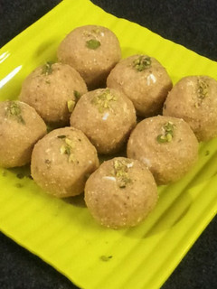 बेसन मावा लड्डू (Besan Mawa Laddu recipe in Hindi) रेसिपी मुख्य फोटो