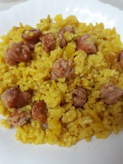 Una foto de Arroz con longanizas (salchichas blancas frescas)