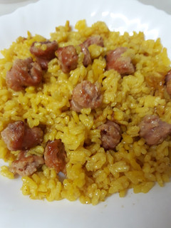 Una foto de Arroz con longanizas (salchichas blancas frescas)