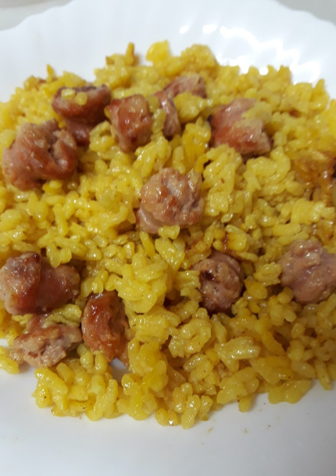 Una foto de Arroz con longanizas (salchichas blancas frescas)