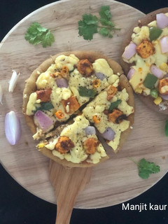 इंस्टेंट पनीर टिक्का पिज़्ज़ा (Paneer tikka pizza recipe in hindi) रेसिपी मुख्य फोटो