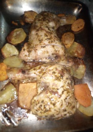 Una foto de Pollo al horno con papas y boniato