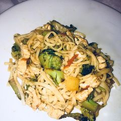 A picture of Wok veggie-chicken pasta.