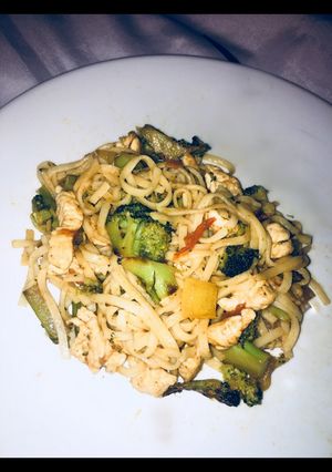 A picture of Wok veggie-chicken pasta.