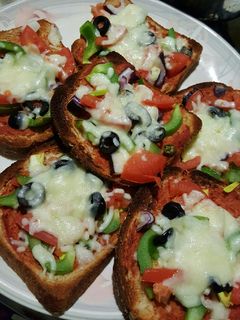 صورة لوصفة بيتزا التوست👌😋