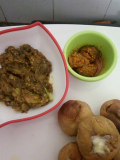 बाटी और बैंगन का भरता (Baati aur baingan ka bharta recipe in Hindi) रेसिपी मुख्य फोटो