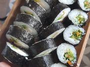 Una foto de zanahoria sushi