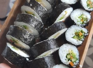 Una foto de Maki Sushi de pepino y zanahoria