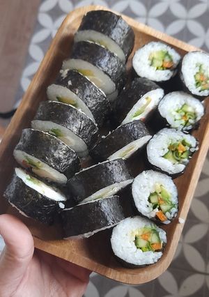 Una foto de Maki Sushi de pepino y zanahoria