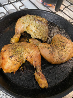 Una foto de Pollo al horno, fácil y rico 😋