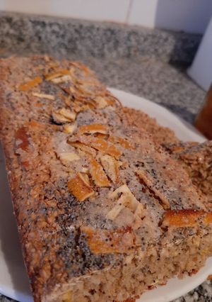 Una foto de Budín de naranja y amapolas