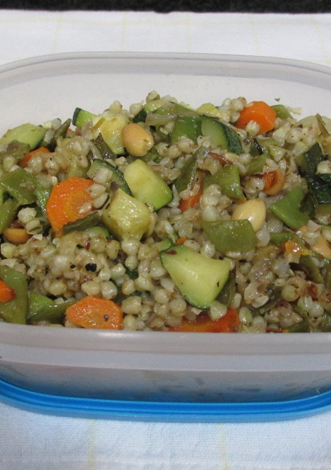 Una foto de Trigo sarraceno con verduras y cacahuetes al estragón- veggie