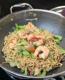 Mì gói xào hải sản