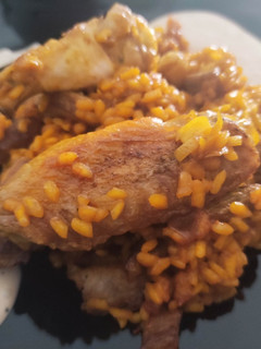 Una foto de Arroz a la Paella de Alitas de Pollo y Presa Ibérica con Mayonesa de Humo