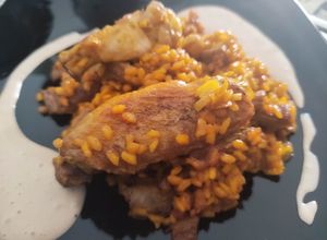 Foto principal de Arroz a la Paella de Alitas de Pollo y Presa Ibérica con Mayonesa de Humo