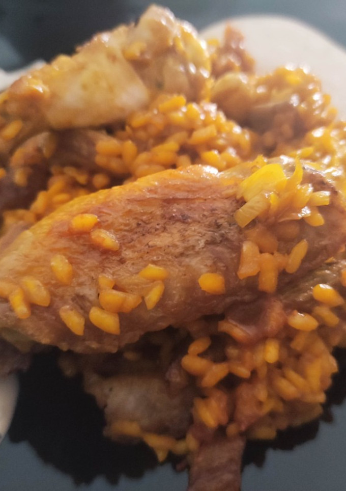 Una foto de Arroz a la Paella de Alitas de Pollo y Presa Ibérica con Mayonesa de Humo