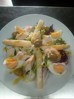 Una foto de Ensalada de pollo con mostaza dulce