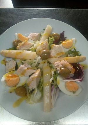 Una foto de Ensalada de pollo con mostaza dulce