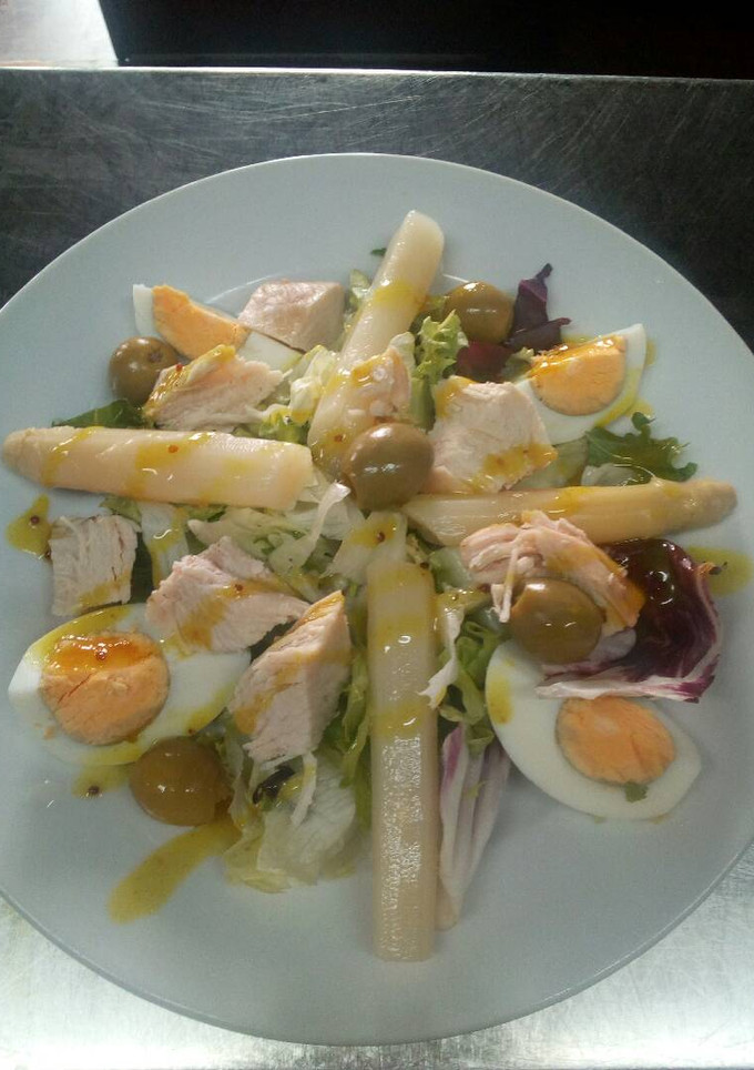 Una foto de Ensalada de pollo con mostaza dulce