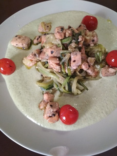 Una foto de Tallarines de calabacín, salmón y crema de brócoli