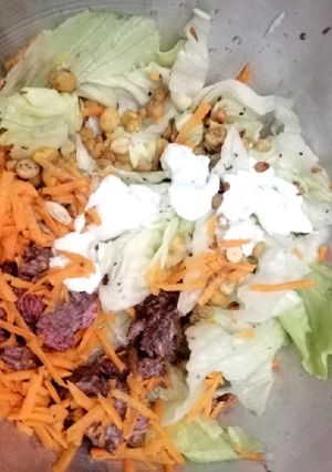 Una foto de Ensalada con garbanzos crujientes y lactonesa 🤤