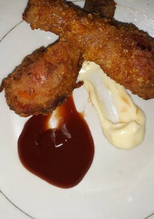 A picture of Fried chicken coated with cornflakes.