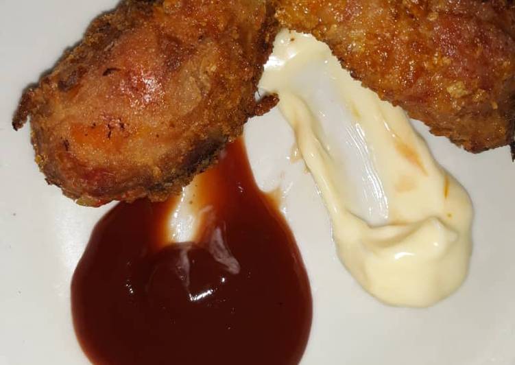 Fried chicken coated with cornflakes