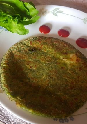 પાલક પનીર આલુ પરોઠા રેસીપી મુખ્ય ફોટો