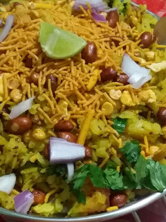 कांदा पोहा (Kanda poha recipe in Hindi) रेसिपी मुख्य फोटो