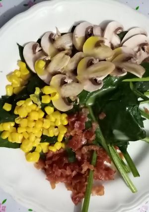 Una foto de Ensalada de espinacas con tocino