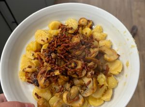 Une photo de Pommes de terre aux champignons et chorizo