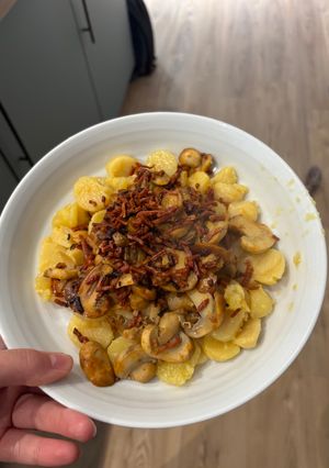 Une photo de Pommes de terre aux champignons et chorizo