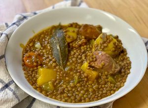 Foto principal de Lentejas estofadas con verduras y chorizo muy fáciles