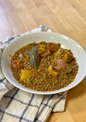 Foto principal de Lentejas estofadas con verduras y chorizo muy fáciles