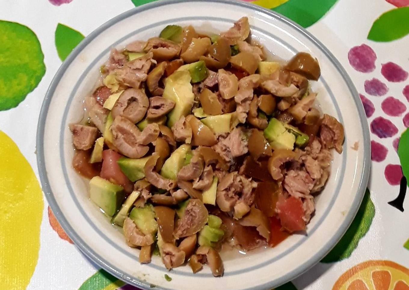 Relleno de atún y verduras con aguacate