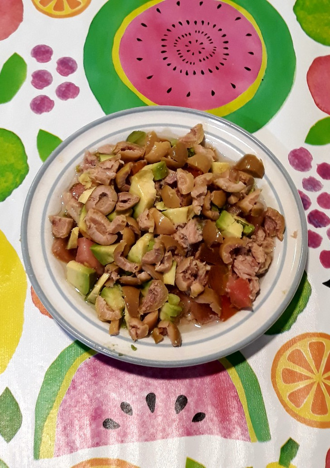 Una foto de Relleno de atún y verduras con aguacate