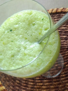 Una foto de Jugo de aloe vera, pepino y manzana enriquecido con agua de Mar