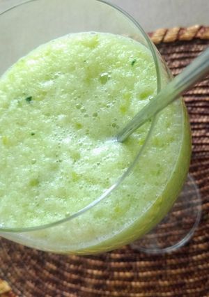 Una foto de Jugo de aloe vera, pepino y manzana enriquecido con agua de Mar